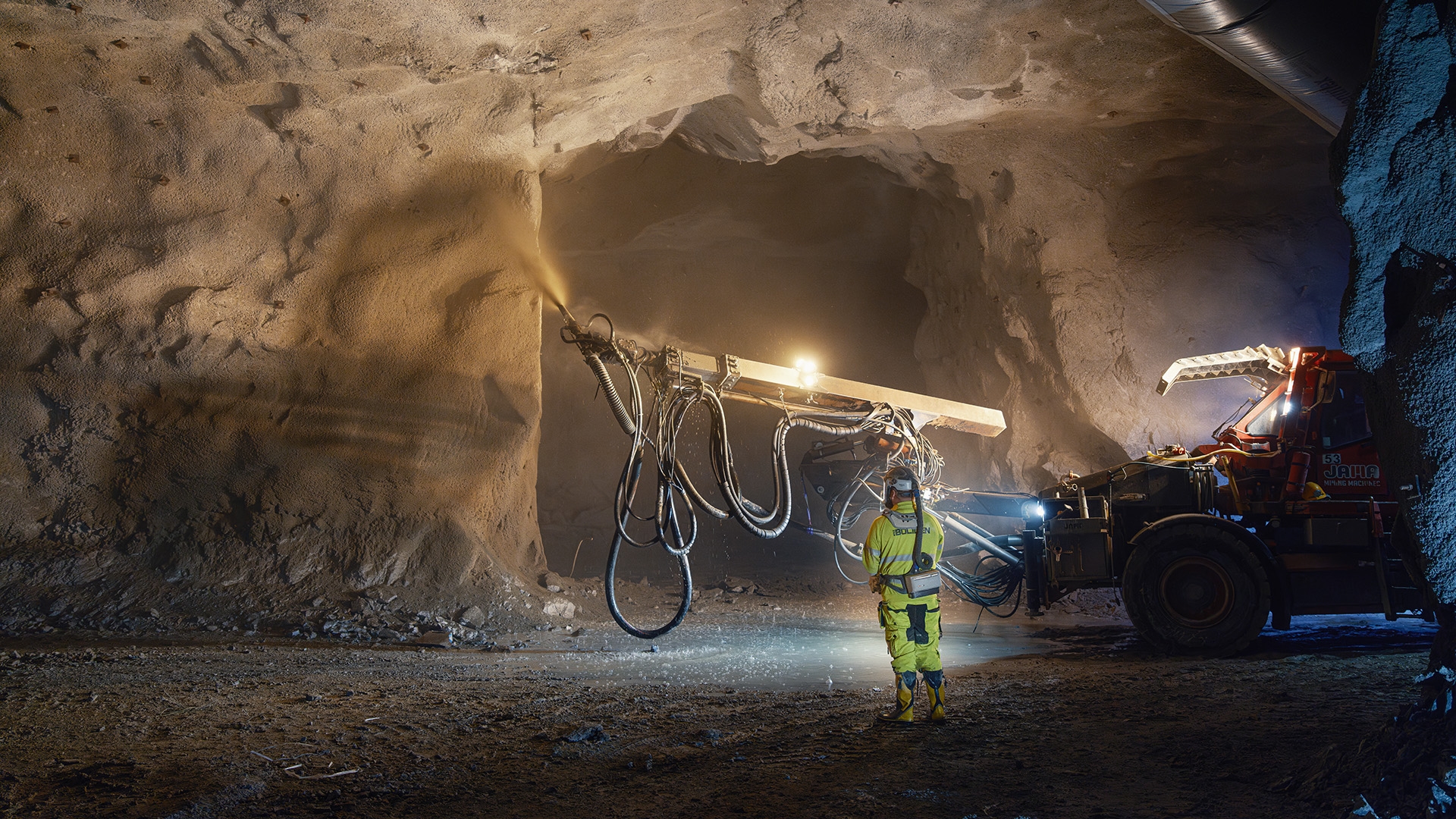 Machine spraying rock reinforcement